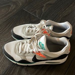 Size 8.5 Nike Air sneaker perfect for walking/outdoor activity. Barely worn